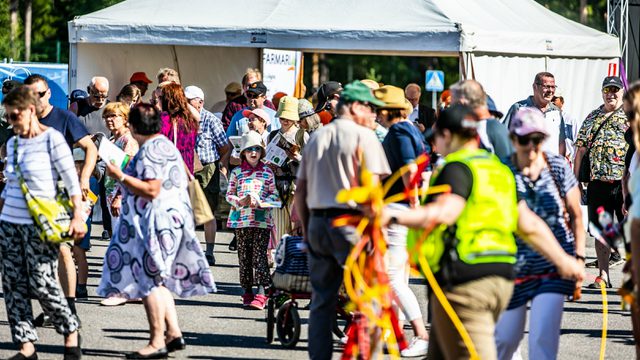 Ihmisiä Farmarin portilla