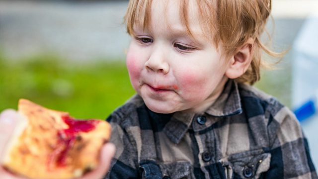 Poika syo pannukakkua