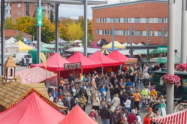 Wemmissä ihmisiä ulkona