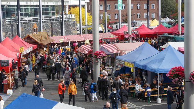 Wemmissä markkinatelttoja ja ihmisiä