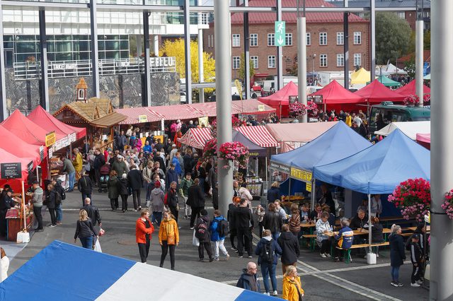 Wemmissä markkinatelttoja ja ihmisiä